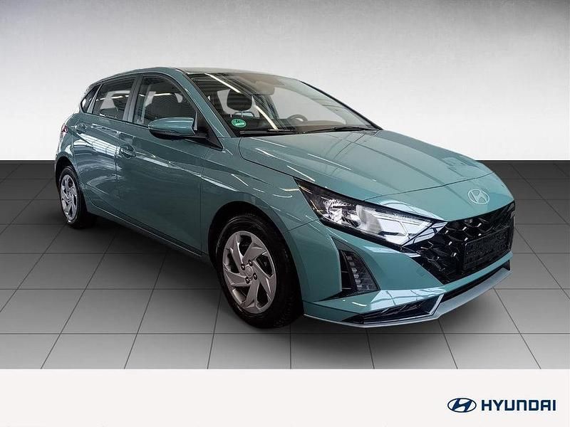 Gebraucht Hyundai i20 Select 101 PS (74 kW) 2025 Mangrove green Kleinwagen