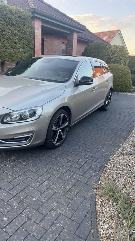 Gebraucht Volvo V60 Summum 181 PS (133 kW) 2015 Beige Kombi