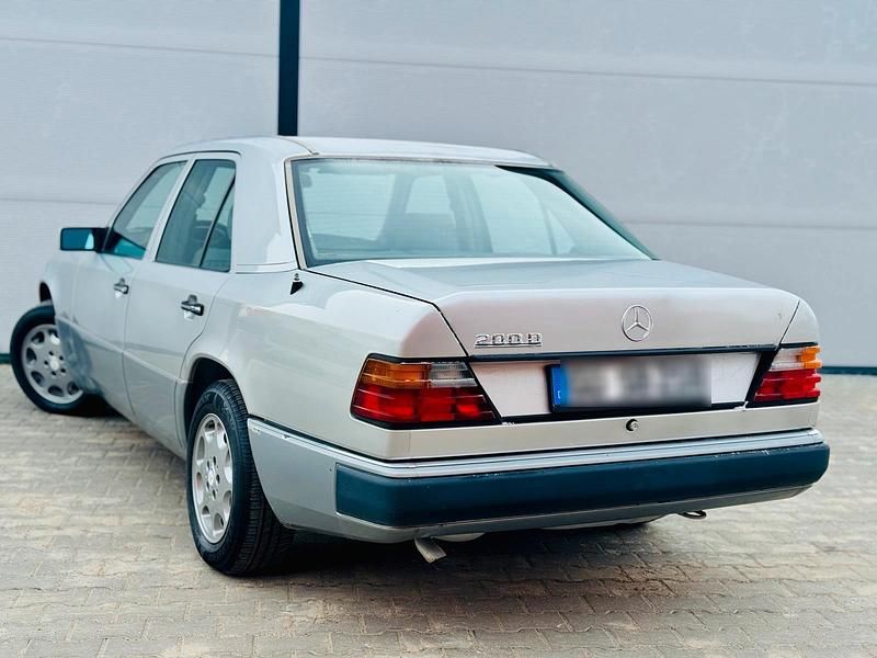 Gebraucht Mercedes 200 75 PS (55 kW) 1992 Silber Limousine