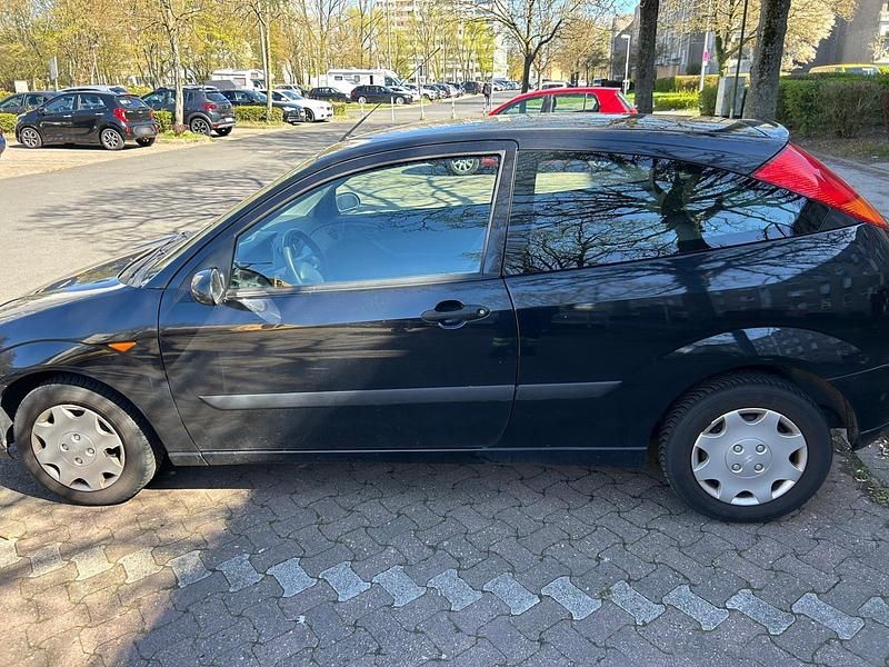 Second-hand Ford Focus 101 CP (74 kW) 2004 Negru Hatchback