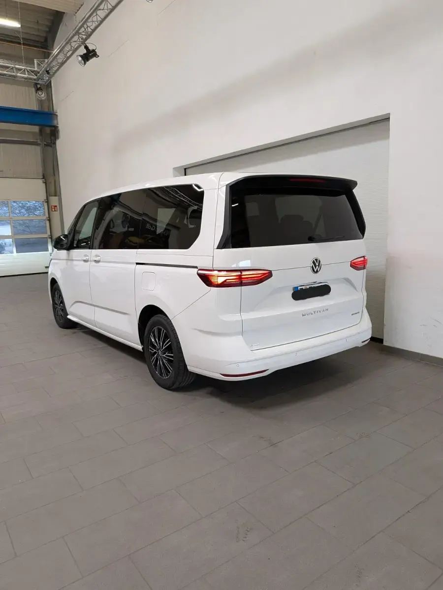 Gebraucht VW Multivan 217 PS (159 kW) 2022 Weiß Van / Kleinbus