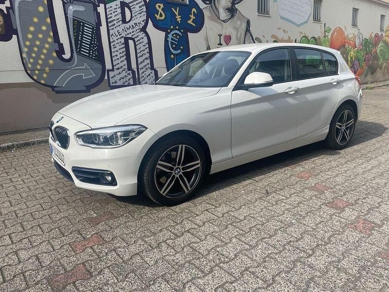 Weiß Gebraucht 2019 BMW 120 Sport Line Kleinwagen | 17.999 € (Guter Preis) - Bild 1/4
