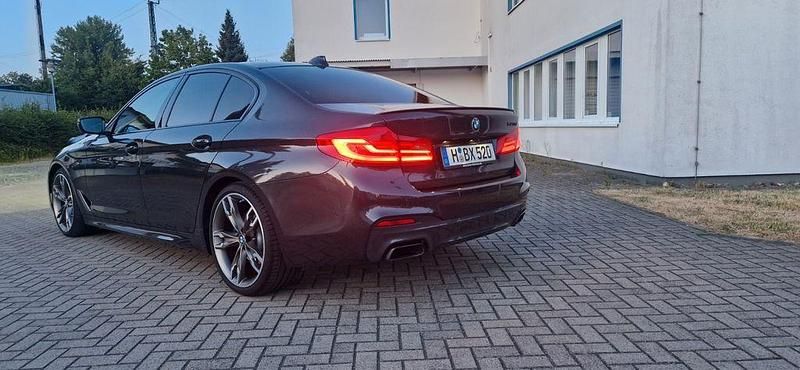Grau Gebraucht 2019 BMW M550 Performance Limousine | 47.597 € (Teuer) - Bild 1/4
