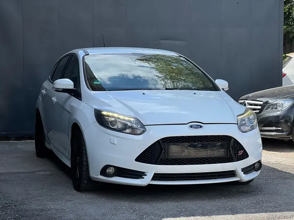 Gebraucht Ford Focus ST 250 PS (183 kW) 2014 Weiß Limousine