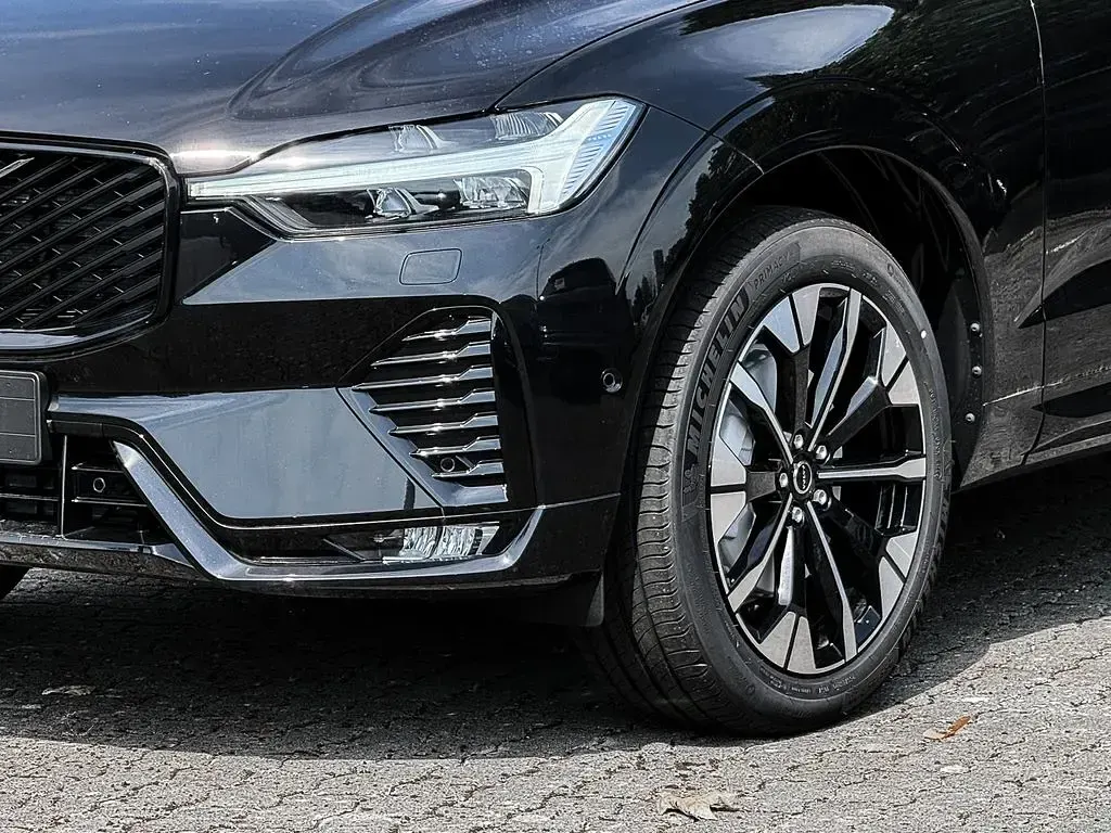 Neu Volvo XC60 Plus 250 PS (183 kW) 2025 Schwarz SUV