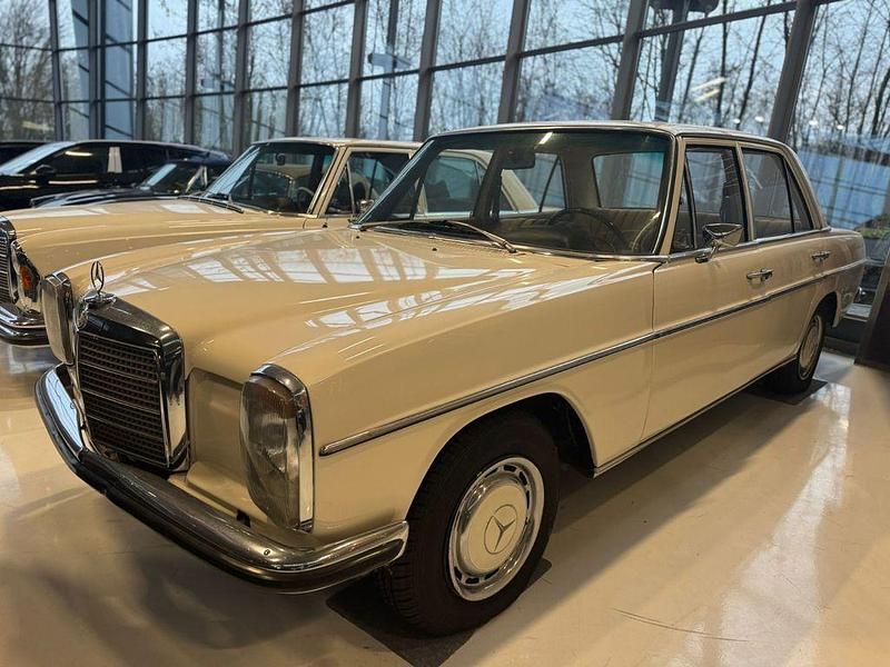 Weiß Gebraucht 1972 Mercedes 200/8 Limousine | 14.900 € - Bild 1/4