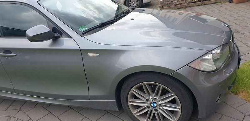 Grau Gebraucht 2010 BMW 116 Sport Line Kleinwagen | 5.400 € (Fairer Preis) - Bild 1/4