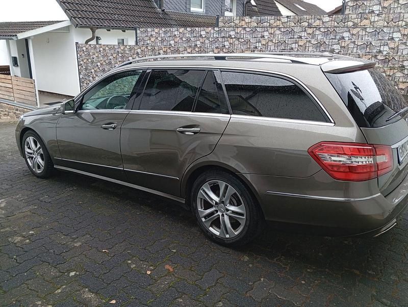 Grau Gebraucht 2012 Mercedes E250 Avantgarde Kombi | 7.990 € (Superpreis) - Bild 1/4