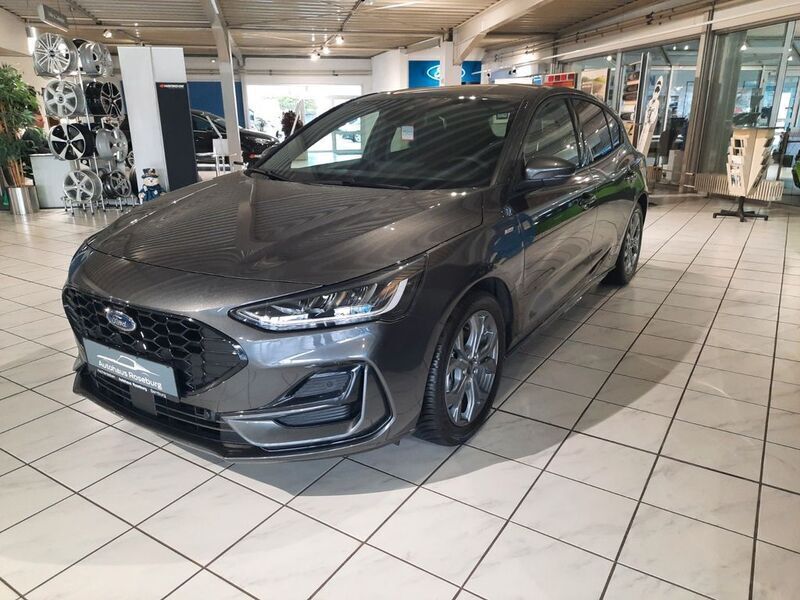Grau Gebraucht 2023 Ford Focus ST-Line X Limousine | 25.490 € (Fairer Preis) - Bild 1/4