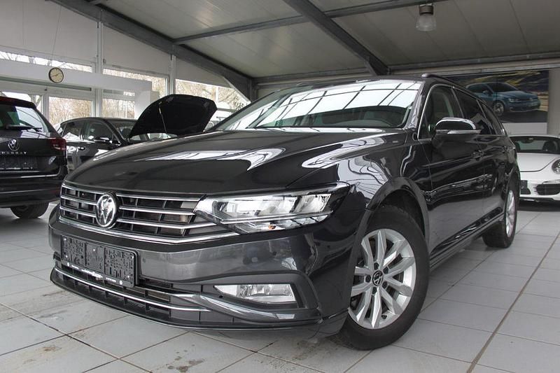 Gebraucht VW Passat 150 PS (110 kW) 2022 Grau Limousine