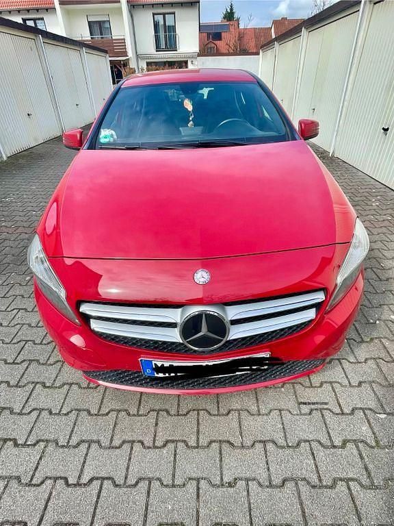 Gebraucht Mercedes A180 122 PS (89 kW) 2012 Rot Limousine