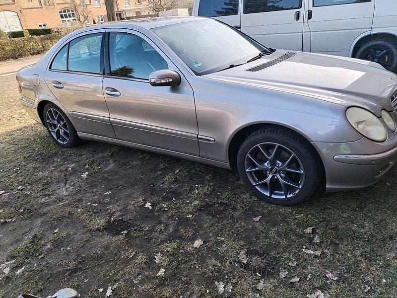 Gebraucht Mercedes E220 150 PS (110 kW) 2004 Silber Limousine