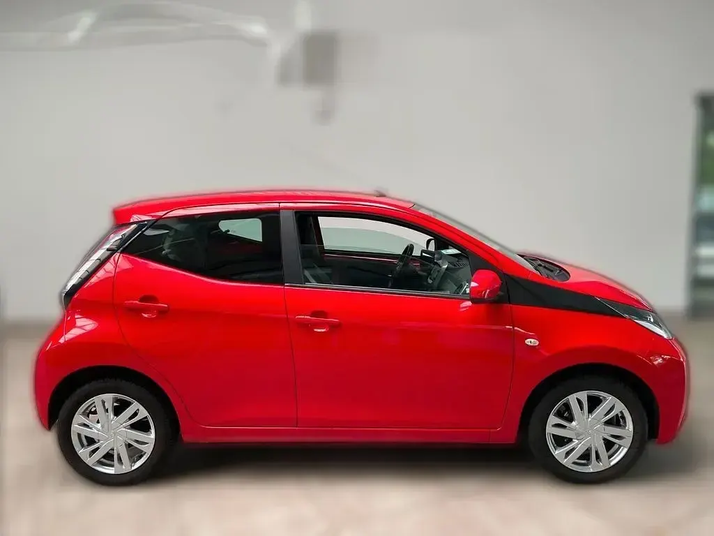 Gebraucht Toyota Aygo X-play 69 PS (50 kW) 2017 Rot Kleinwagen