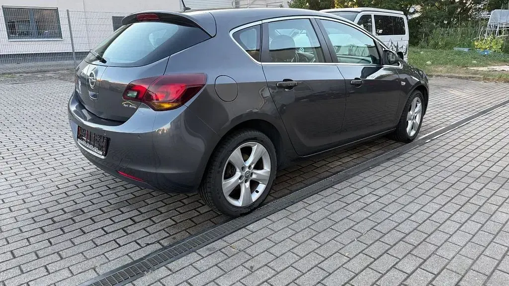 Gebraucht Opel Astra Innovation 116 PS (85 kW) 2010 Silber Limousine