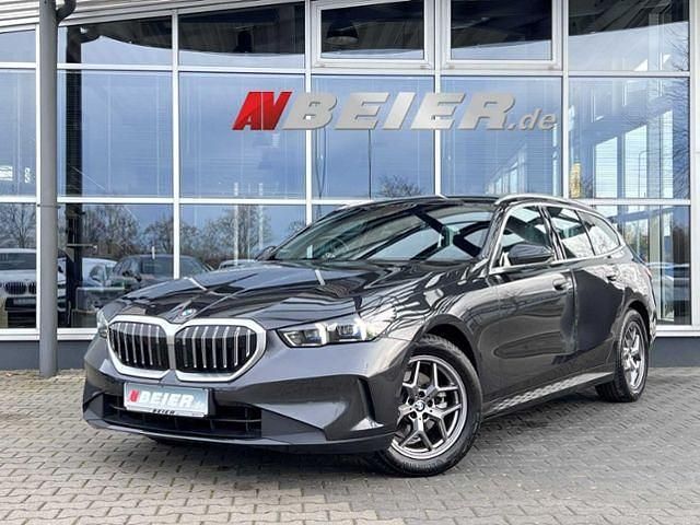 Sophistograu Gebraucht 2024 BMW 520 Sport Line Kombi | 48.390 € (Superpreis) - Bild 1/4
