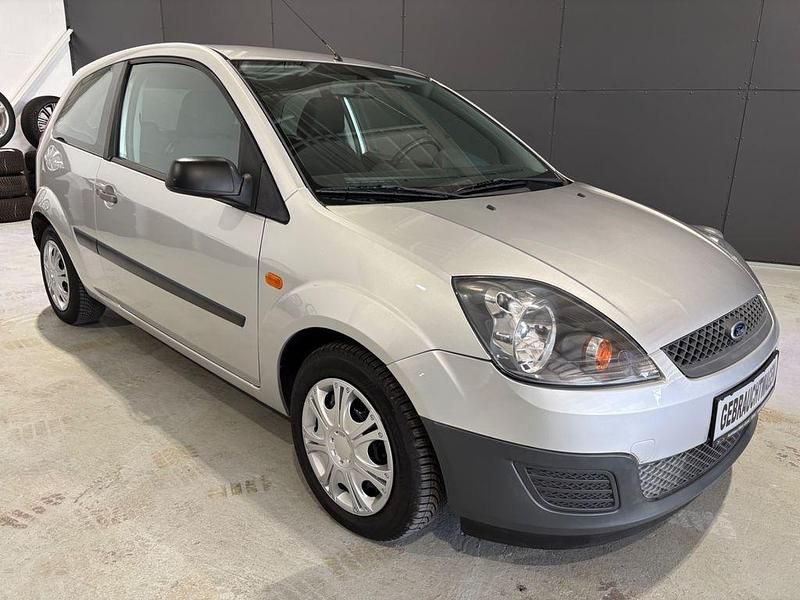Usata Ford Fiesta 69 CV (50 kW) 2006 Argento Utilitaria