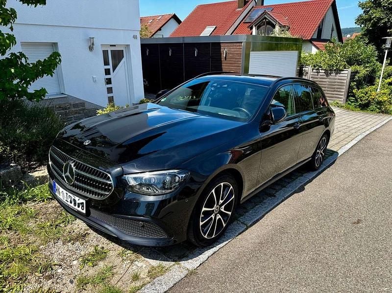 Schwarz Gebraucht 2021 Mercedes E220 Avantgarde Kombi | 23.900 € (Guter Preis) - Bild 1/4