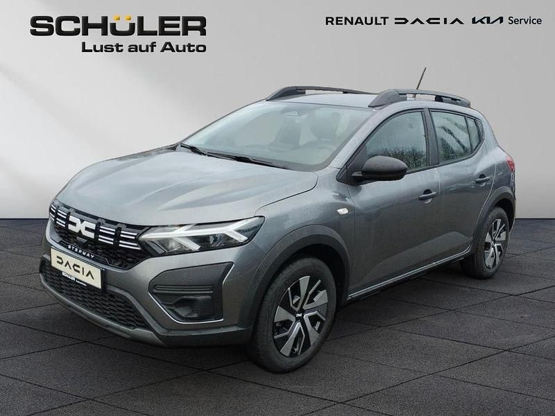 Grau Neu 2025 Dacia Sandero Essentiel Limousine | 17.389 € - Bild 1/4