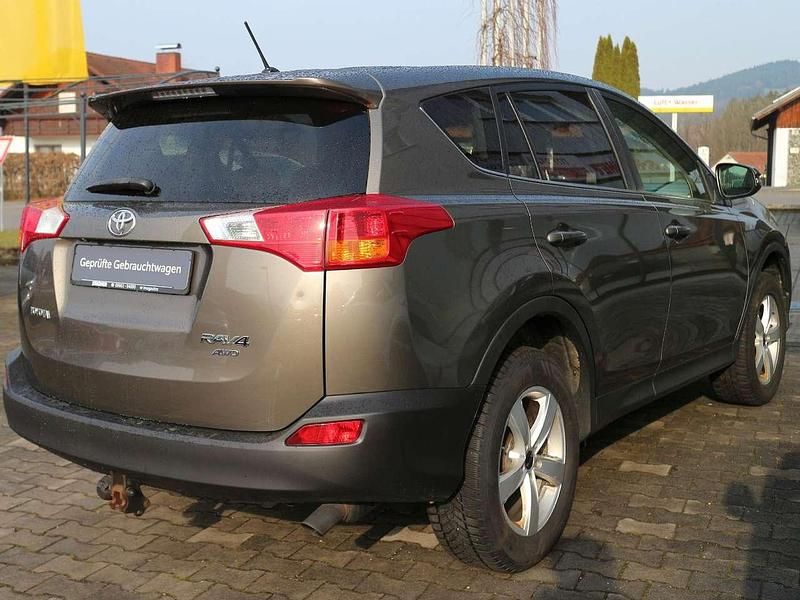 Gebraucht Toyota RAV4 Edition 150 PS (110 kW) 2016 Greyish brown mica metallic (metallic) SUV