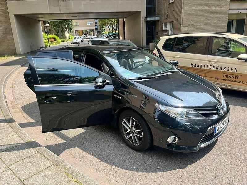Schwarz Gebraucht 2015 Toyota Auris Hybrid Edition Limousine | 12.999 € (Fairer Preis) - Bild 1/4