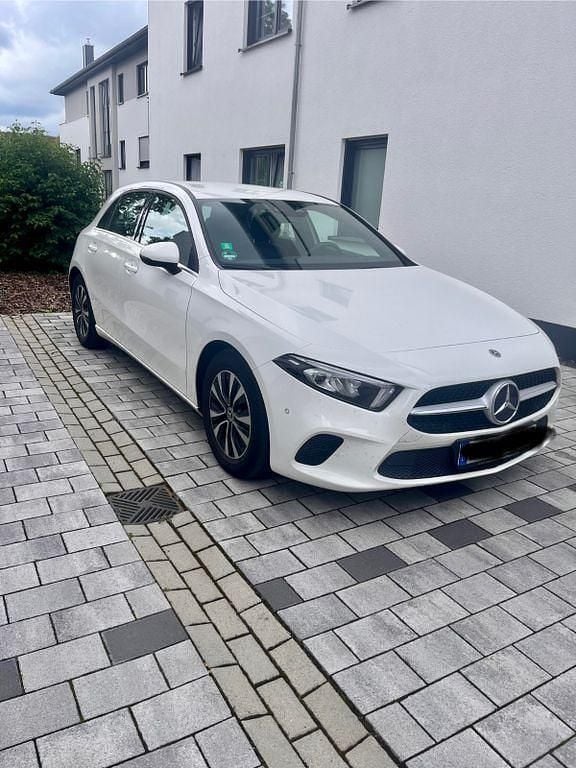 Weiß Gebraucht 2020 Mercedes A180 Limousine | 22.500 € (Fairer Preis) - Bild 1/4
