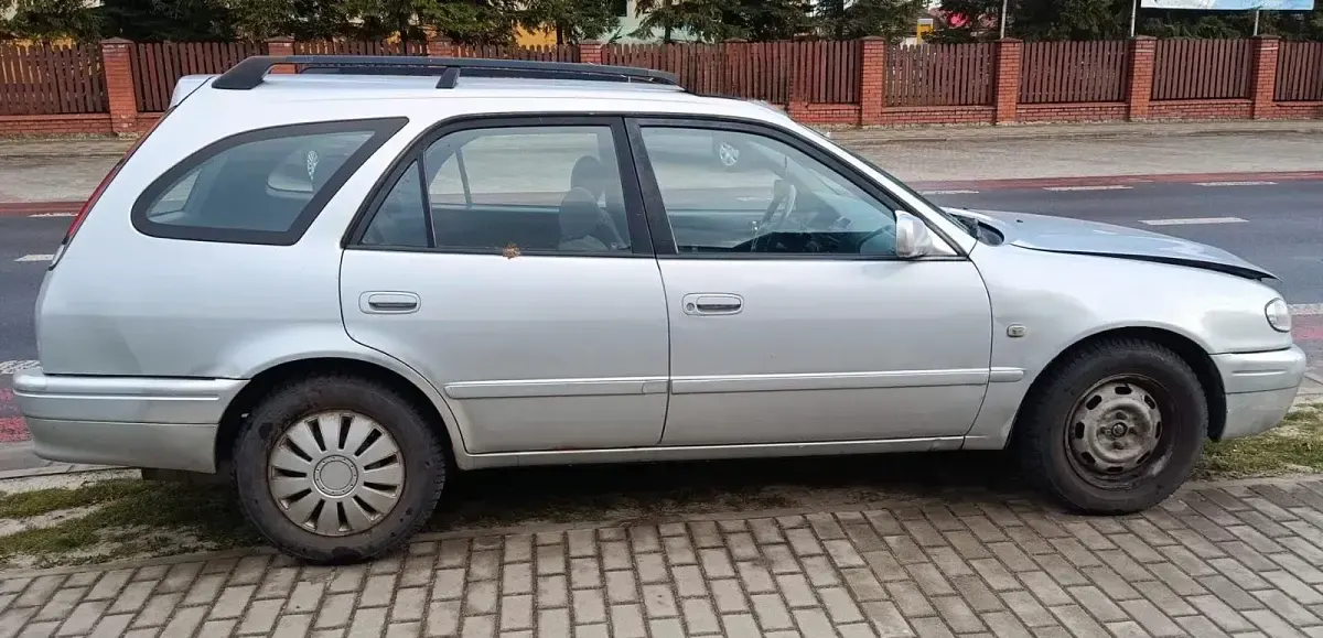 Second-hand Toyota Corolla 96 CP (70 kW) 2000 Argintiu Break