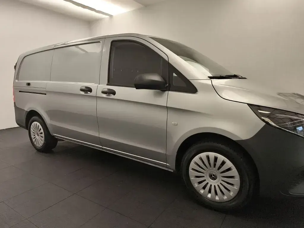 Gebraucht Mercedes Vito 163 PS (119 kW) 2024 Hightechsilber metallic Van