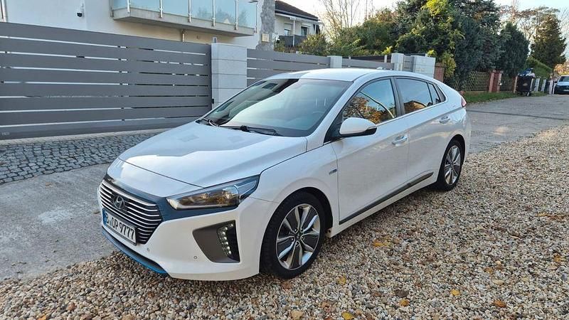 Weiß Gebraucht 2016 Hyundai Ioniq Premium Kleinwagen | 14.100 € (Fairer Preis) - Bild 1/4