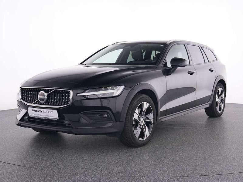 Gebraucht Volvo V60 CC Plus 197 PS (144 kW) 2023 Schwarz onyx black / metallic Kombi