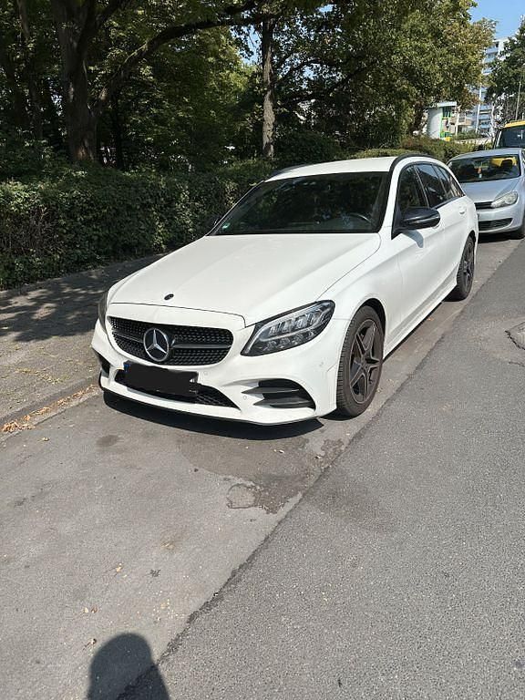 Weiß Gebraucht 2019 Mercedes C200 AMG line Limousine | 17.100 € (Etwas zu teuer) - Bild 1/4
