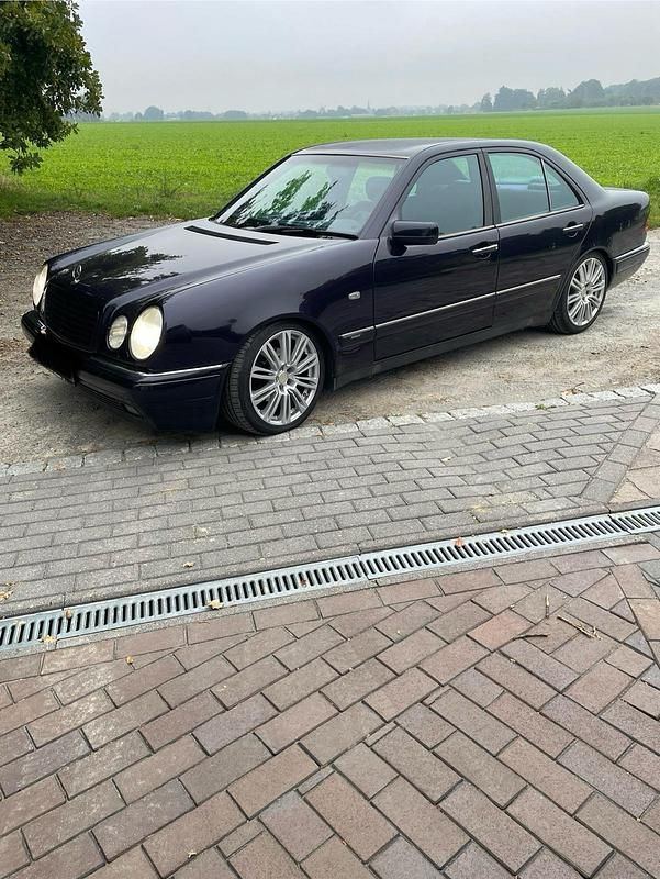 Violet Gebraucht 1996 Mercedes E200 Limousine | 2.700 € (Fairer Preis) - Bild 1/4