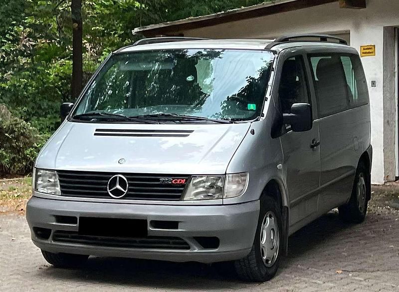 Silber Gebraucht 2002 Mercedes V220 Van / Kleinbus | 6.900 € (Fairer Preis) - Bild 1/4