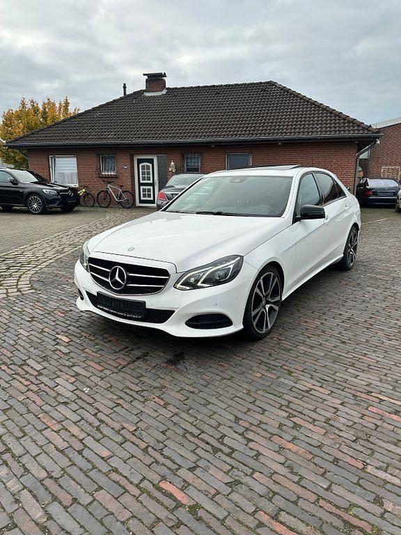 Weiß Gebraucht 2016 Mercedes E220 AMG line Limousine | 16.500 € (Superpreis) - Bild 1/4