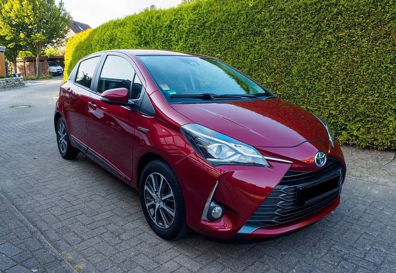 Rot Gebraucht 2020 Toyota Yaris Hybrid Club Kleinwagen | 14.600 € (Superpreis) - Bild 1/4
