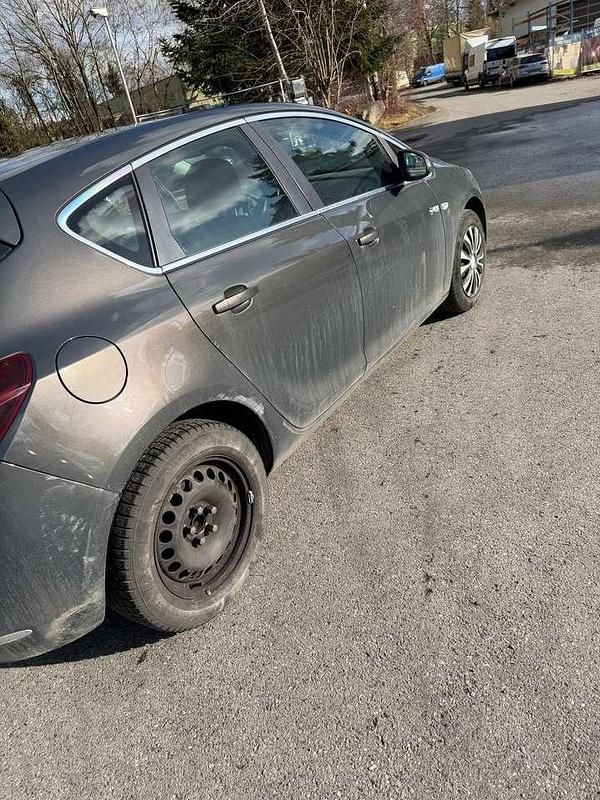 Gebraucht Opel Astra Innovation 140 PS (102 kW) 2013 Plat.anthr./rogrey/0j:silbergr Kleinwagen