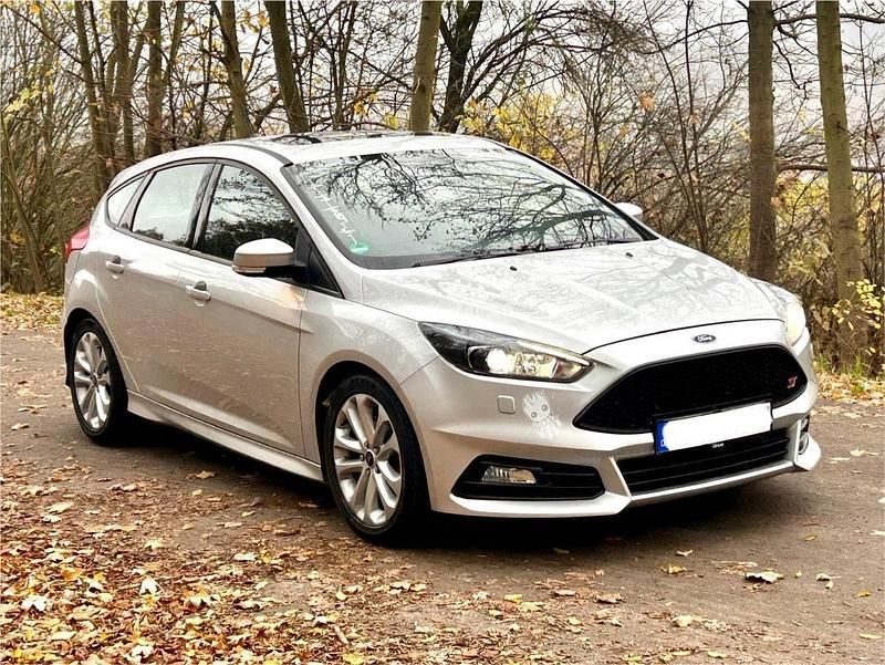 Silber Gebraucht 2017 Ford Focus ST Limousine | 16.499 € (Etwas zu teuer) - Bild 1/4