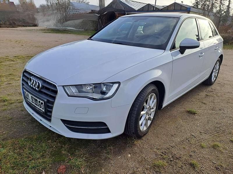 Weiß Gebraucht 2016 Audi A3 Attraction Limousine | 9.900 € (Superpreis) - Bild 1/4