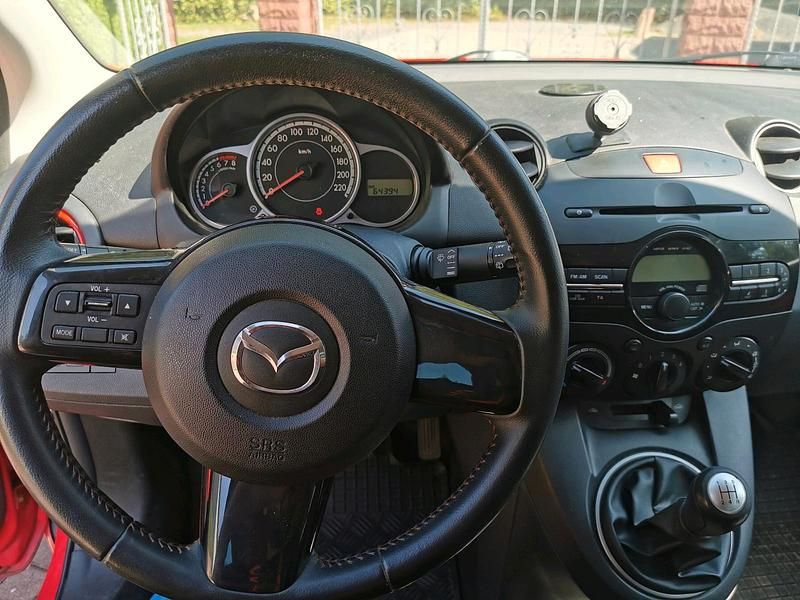 Gebraucht Mazda 2 Inclusive 75 PS (55 kW) 2013 Rot Kleinwagen