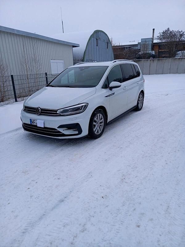 Weiß Gebraucht 2021 VW Touran R-line Van / Kleinbus | 27.900 € (Guter Preis) - Bild 1/4