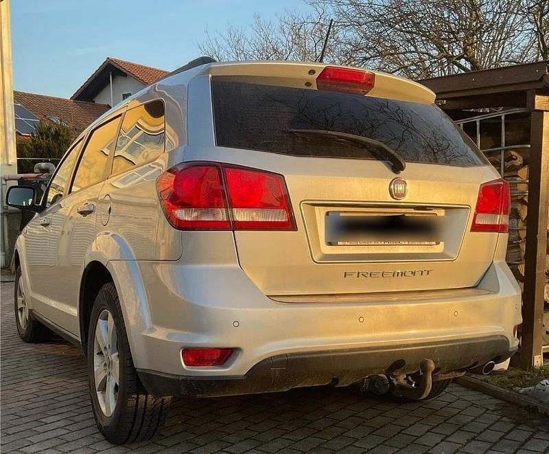 Silber Gebraucht 2011 Fiat Freemont SUV | 6.999 € (Fairer Preis) - Bild 1/4