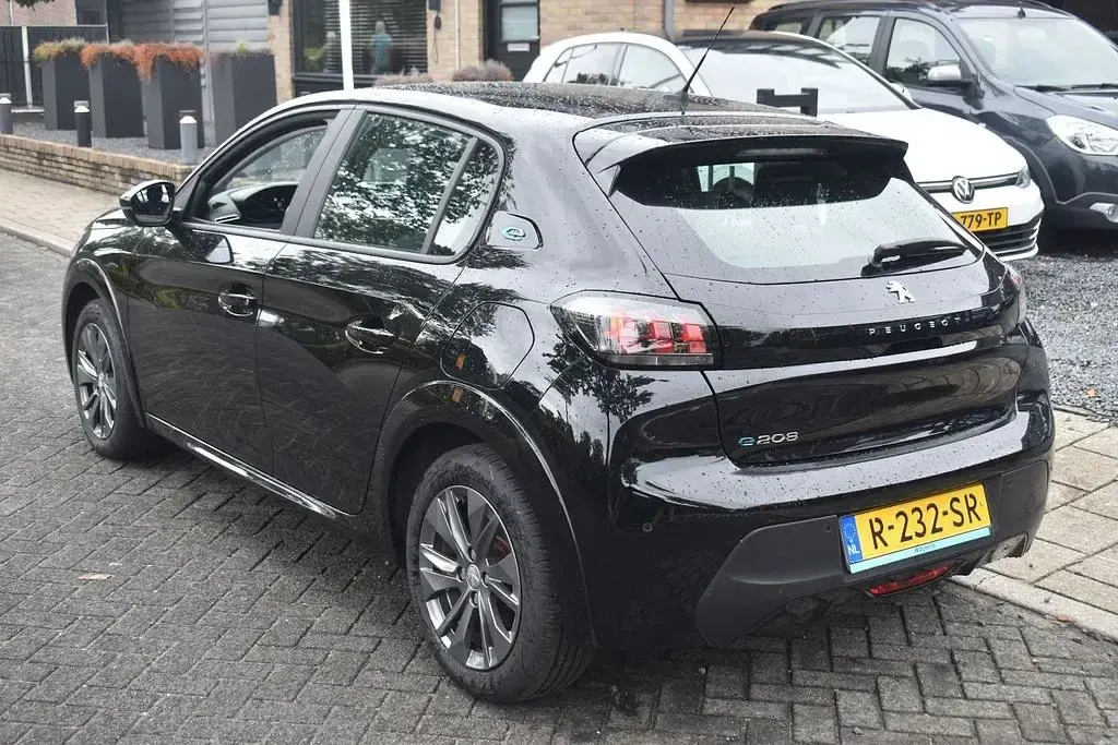 Gebraucht Peugeot e-208 Active 100 kW (136 PS) 2022 Schwarz Kleinwagen