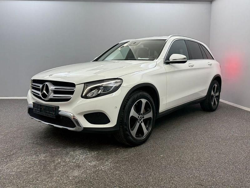 Weiß Gebraucht 2018 Mercedes GLC250 Luxury SUV | 25.399 € (Fairer Preis) - Bild 1/4