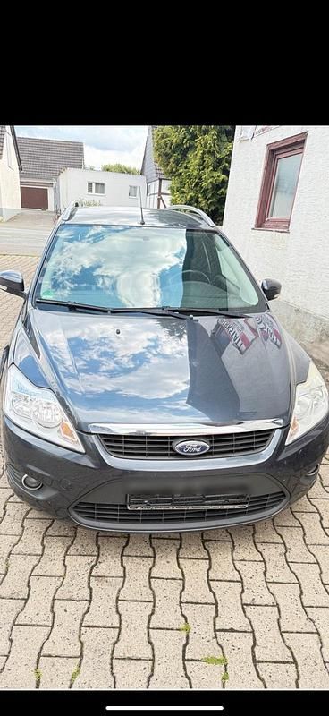 Grau Gebraucht 2010 Ford Focus Kombi | 2.000 € (Guter Preis) - Bild 1/4