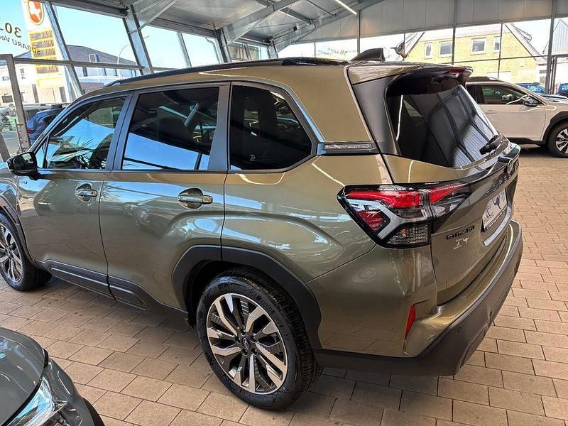 Neu Subaru Forester Platinum 136 PS (100 kW) 2026 Grün SUV