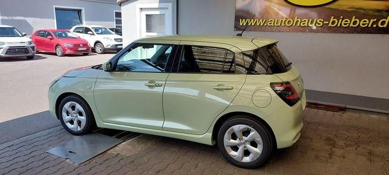 Neu Suzuki Swift Comfort 83 PS (61 kW) 2025 Gelb Limousine