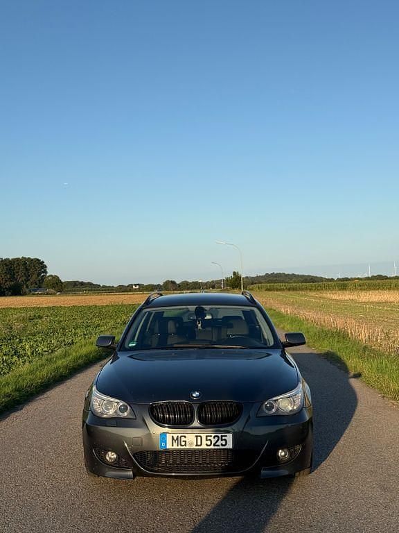 Grau Gebraucht 2006 BMW 525 Performance Kombi | 6.999 € (Etwas zu teuer) - Bild 1/4