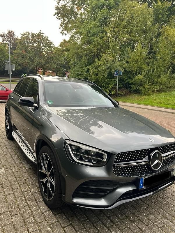 Grau Gebraucht 2020 Mercedes GLC220 AMG line SUV | 33.750 € (Fairer Preis) - Bild 1/4