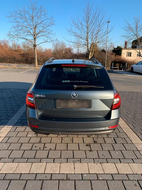 Grau Gebraucht 2017 Skoda Octavia Drive Kombi | 13.999 € (Etwas zu teuer) - Bild 1/4