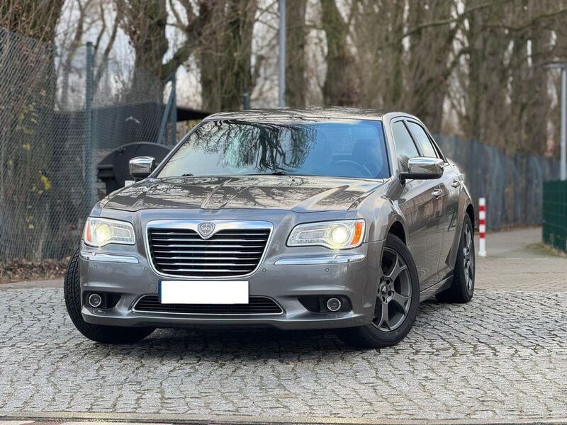 Grau Gebraucht 2011 Lancia Thema Platinum Limousine | 12.990 € - Bild 1/4