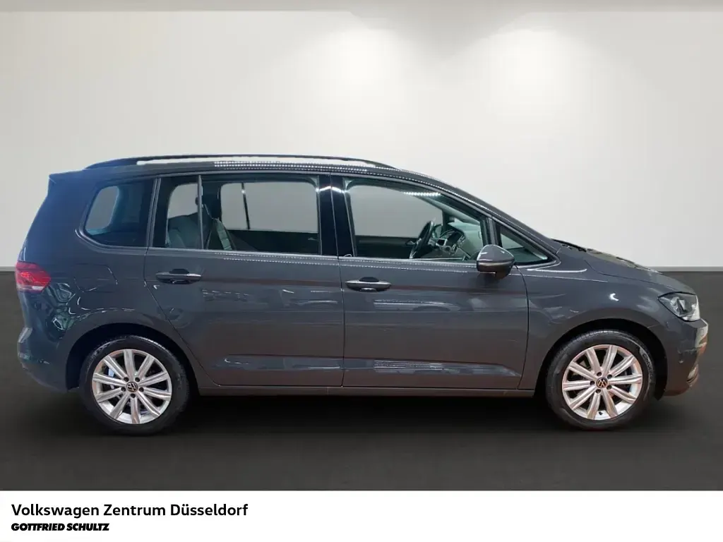 Gebraucht VW Touran Comfortline 150 PS (110 kW) 2023 Grau Van / Kleinbus